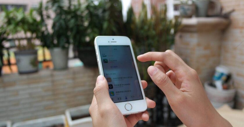 7 Easy Ways to Send & Receive Faxes on Your iPhone