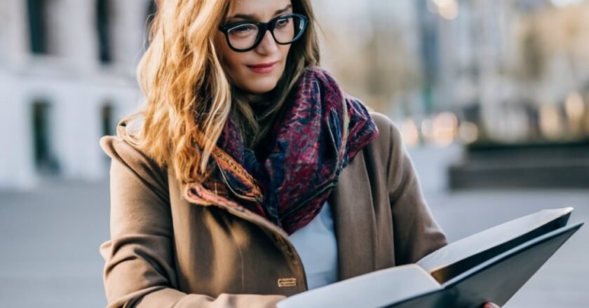 The Linguistic Conundrum: “Ik kijk ernaar uit” or “Ik kijk er naar uit”?