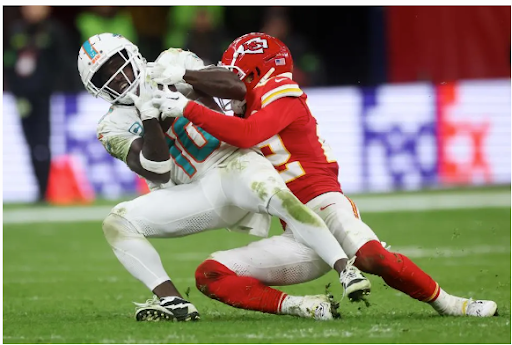 Chiefs Defense Successfully Contains Tyreek Hill in Victory Over Dolphins