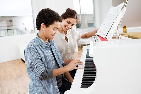 Mastering Piano in Style: 5 Essential Fashionable Steps For Beginners